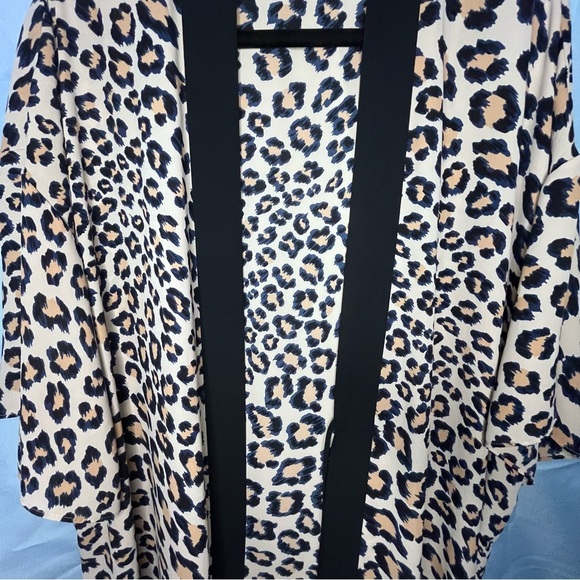 Victoria's Secret Animal Print Kimono with Black Trim - Picture 5 of 6